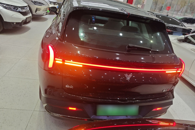 哪吒汽车 哪吒L 2024款 增程 310 闪充版车身外观6004