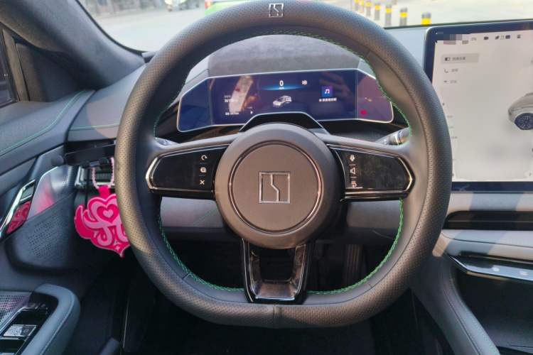 极氪001 2023款 WE版 100kWh中控内饰13