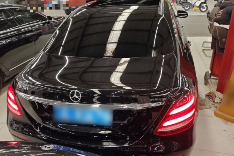 奔驰E级 2019款 E 300 L 运动豪华型车身外观6