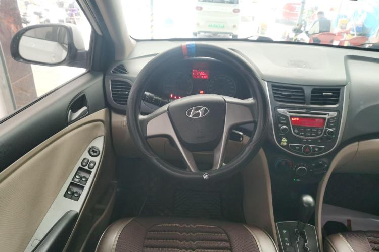 现代 瑞纳 2014款 1.4L 自动智能型GLS中控内饰13