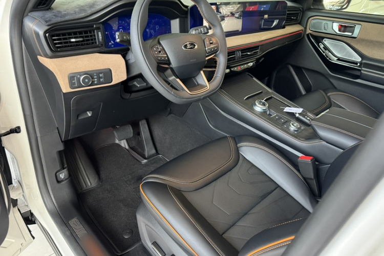 福特 探险者 2023款 EcoBoost 285 昆仑巅峰版 6座中控内饰7005