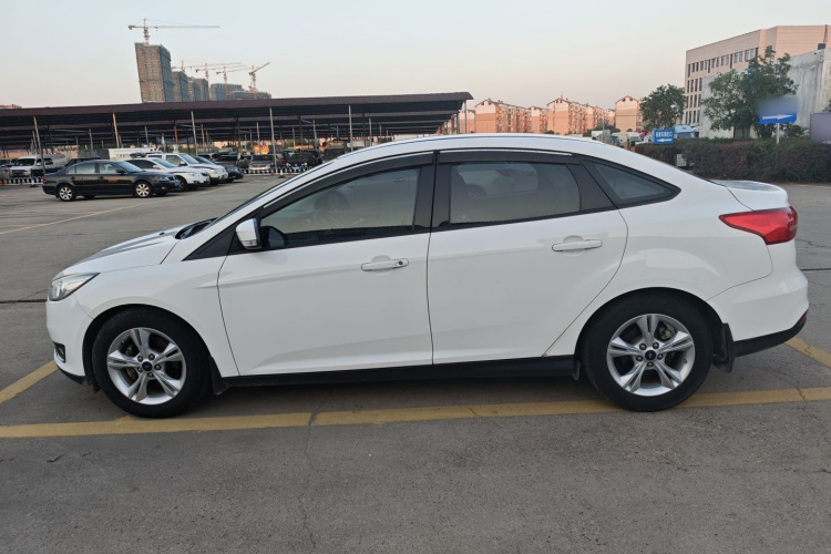 福特 福克斯 2018款 三厢经典 1.6L 自动舒适型智行版车身外观4