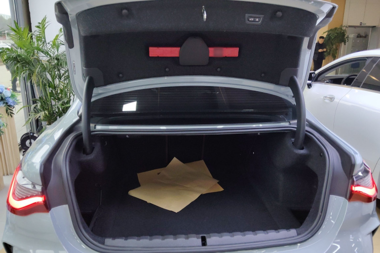 宝马4系 2024款 430i M运动曜夜套装机舱底盘23