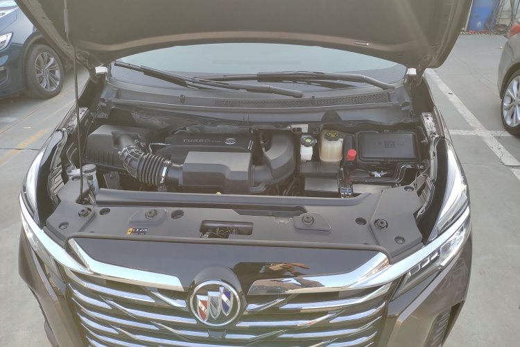 别克GL8 2023款 改款 陆上公务舱 豪华型机舱底盘24