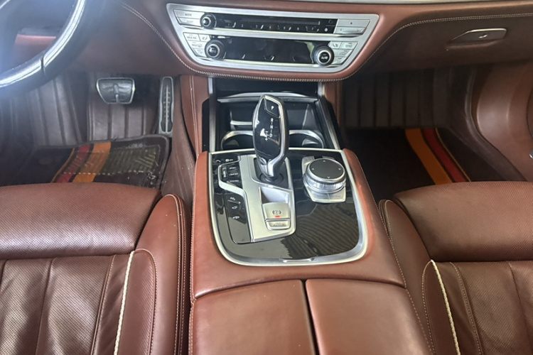 宝马7系 2018款 740Li 领先型 M运动套装中控内饰7004