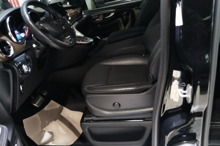 奔驰V级 2020款 V 260 尊贵版中控内饰19