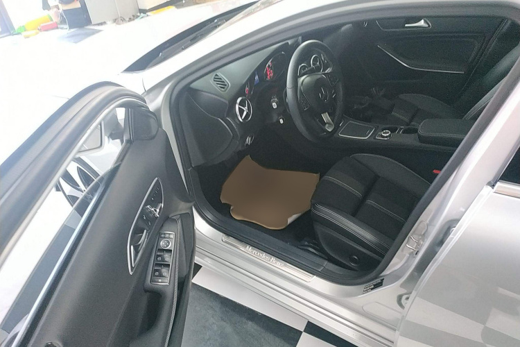 奔驰A级(进口) 2018款 A 200 时尚型中控内饰20