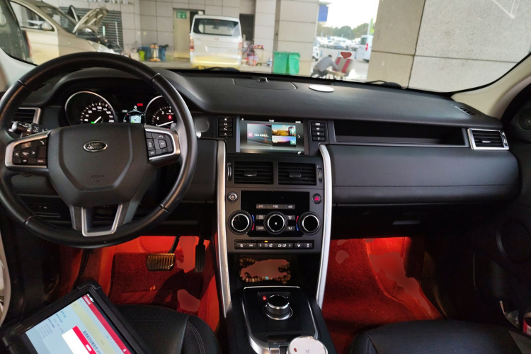 路虎 发现神行 2018款 240PS SE版中控内饰12