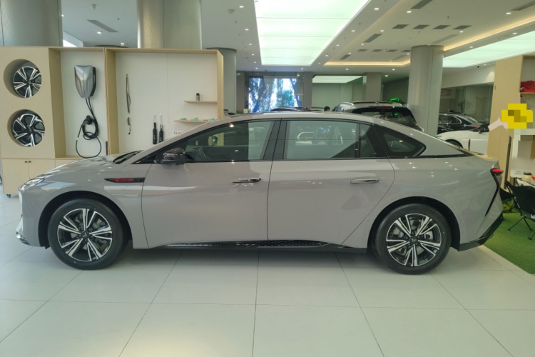 红旗EH7 2025款 600 智选版车身外观4