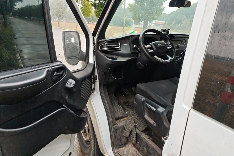 江铃福顺 2023款 2.0T 手动短轴中顶商运型多功能乘用车5座中控内饰20