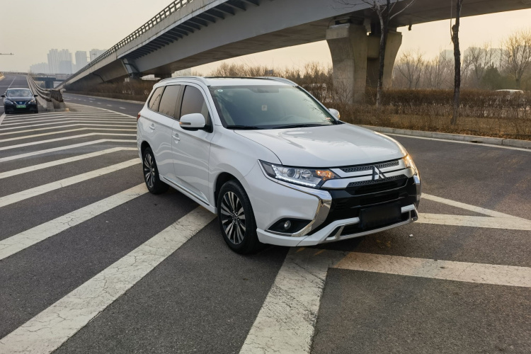 三菱 欧蓝德 2021款 改款 2.0L 两驱畅享版 5座车身外观6003