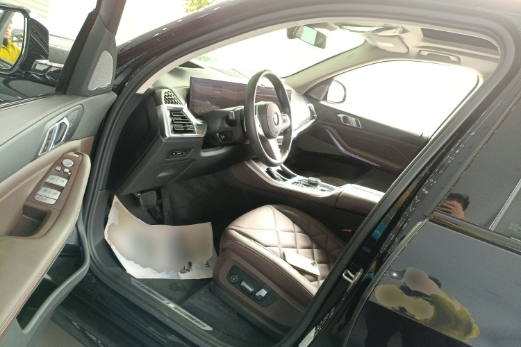 宝马X5 2023款 xDrive 30Li 尊享型M运动曜夜套装中控内饰7003