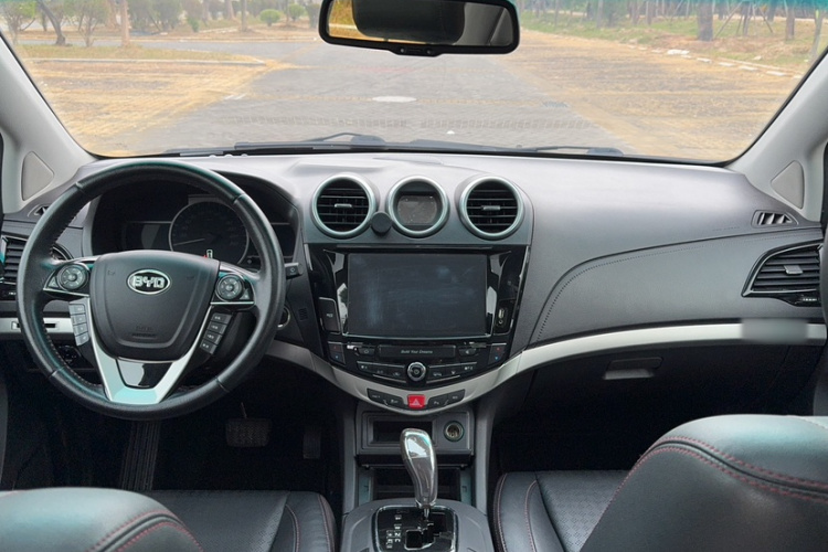 比亚迪S7 2015款 2.0T 自动尊贵型中控内饰7004