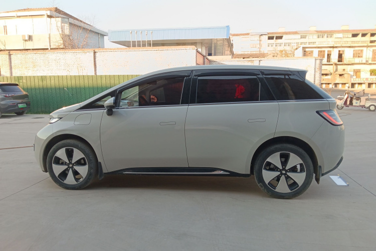 宝骏云朵 2023款 460 Pro车身外观4