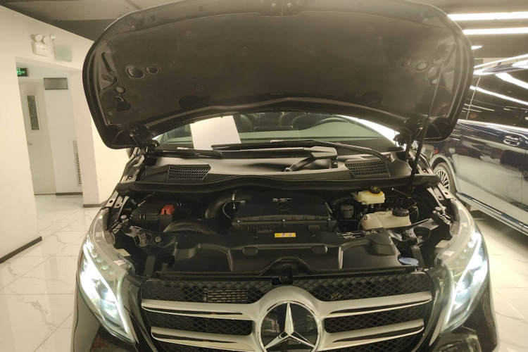 奔驰V级 2021款 V 260 领航版机舱底盘24