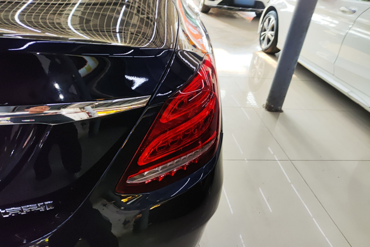 奔驰C级 2017款 改款 C 200 L 运动版车身外观9