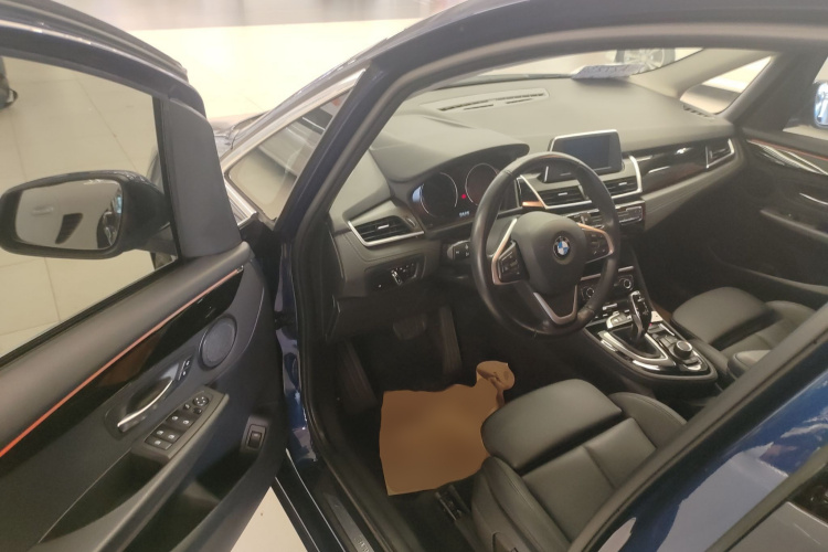 宝马2系多功能旅行车 2018款 220i 尊享型运动套装中控内饰20