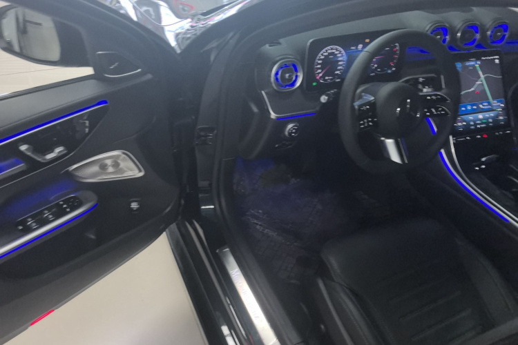 奔驰C级 2025款 改款 C 260 L 皓夜运动版中控内饰7003