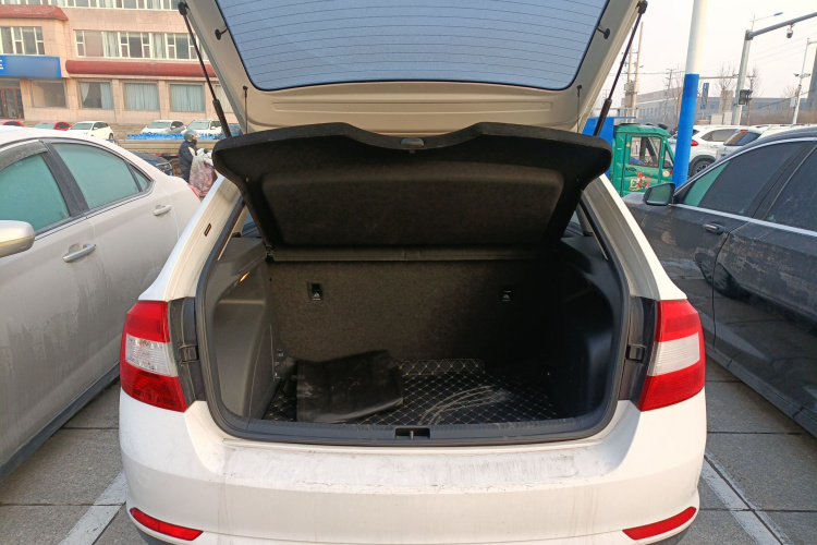 斯柯达 昕动 2018款 1.6L 自动标准版机舱底盘23