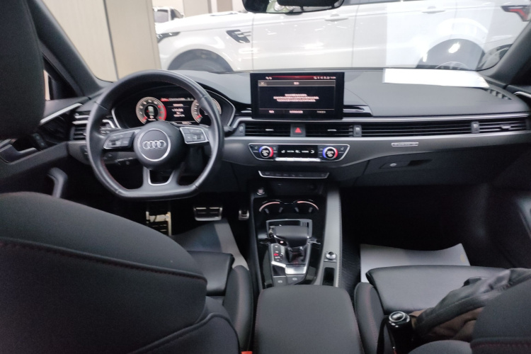 奥迪A4L 2022款 40 TFSI quattro RS套件燃速型中控内饰12