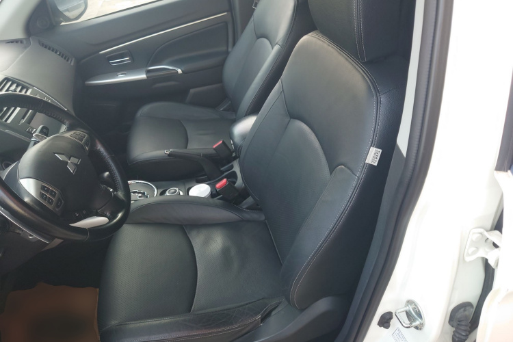 三菱 劲炫ASX 2013款 2.0L CVT四驱旗舰版中控内饰19