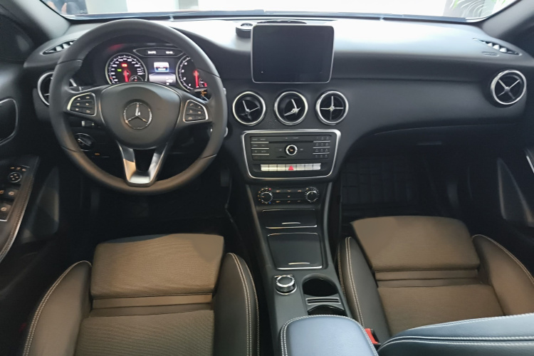 奔驰A级(进口) 2017款 改款 A 200 动感型中控内饰7002