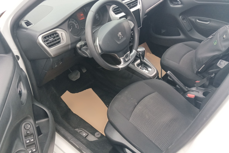 标致301 2016款 1.6L 自动舒适版中控内饰7003