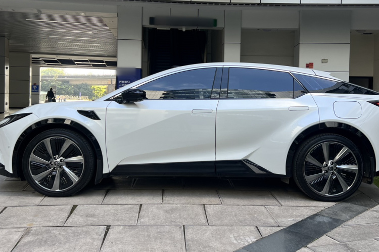 丰田bZ5 2025款 550 PRO智行版车身外观6009
