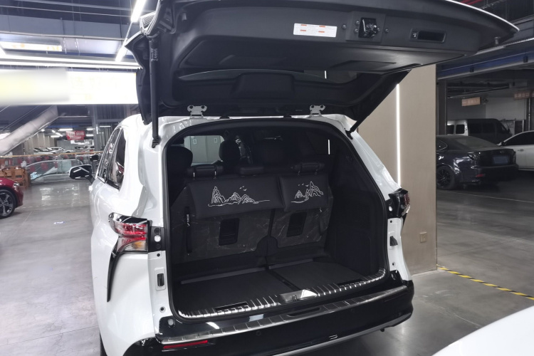 丰田 赛那SIENNA 2024款 2.5L混动 四驱尊贵版机舱底盘23