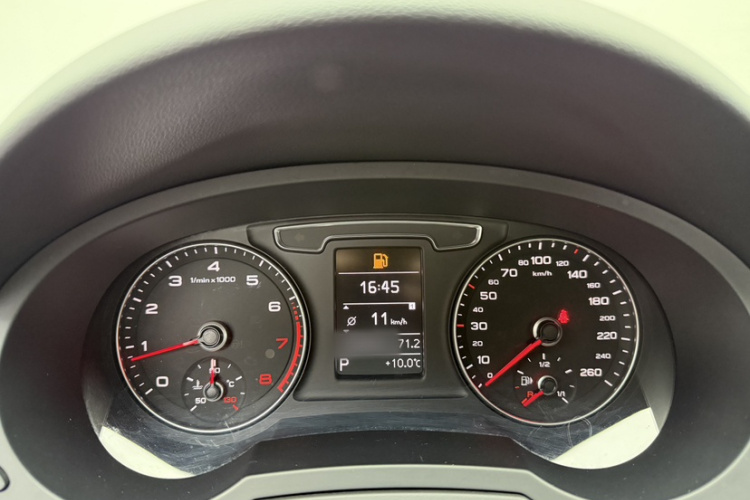 奥迪Q3 2018款 30周年年型 30 TFSI 时尚型中控内饰7001