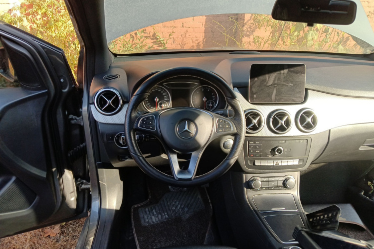 奔驰B级 2018款 B 200 动感型局部细节13