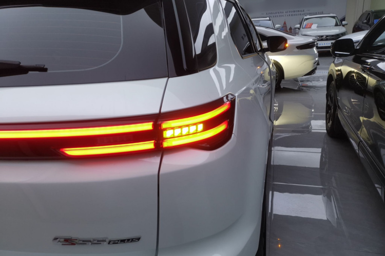 长安CS55PLUS 2022款 蓝鲸版 1.5T DCT豪华型车身外观9