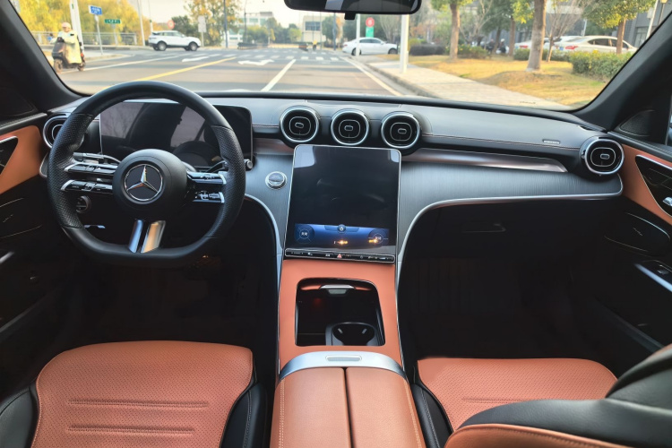 奔驰C级 2022款 改款 C 200 L 运动版中控内饰7010