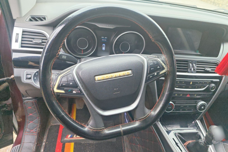 猎豹汽车 猎豹CS10 2015款 2.0T 手动至尊型中控内饰13