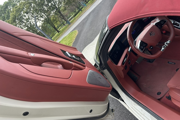 名爵 MG Cyberster 2024款 520km 传奇四驱红篷版中控内饰7009