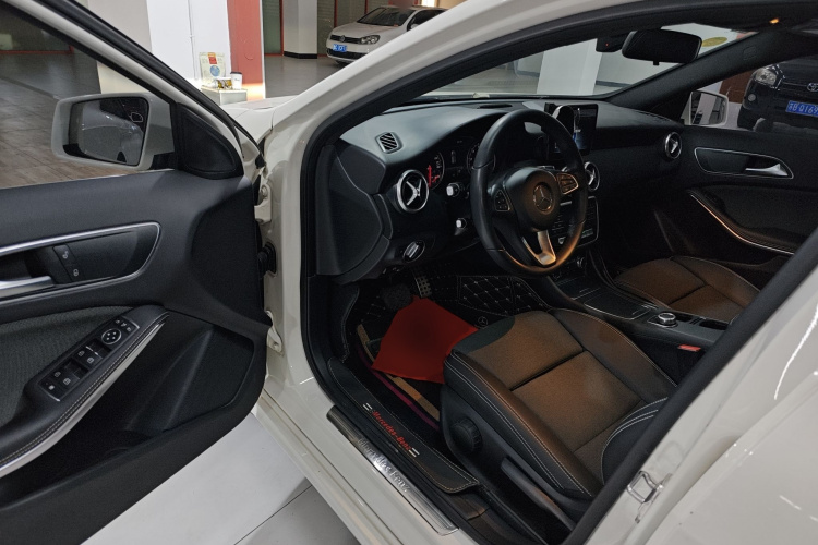 奔驰A级(进口) 2018款 A 200 动感型中控内饰7003