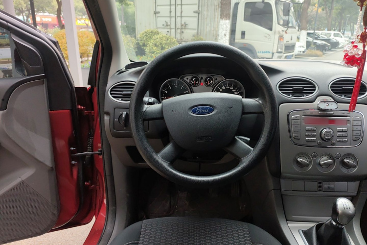 福特 福克斯 2013款 两厢经典 1.8L 手动基本型中控内饰13