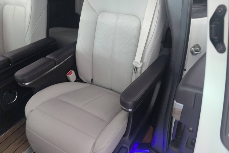 广汽传祺 传祺M8 2021款 大师系列 390T 至尊版中控内饰7001