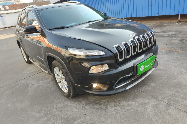 Jeep 自由光 2017款 2.0L 优越版车身外观3