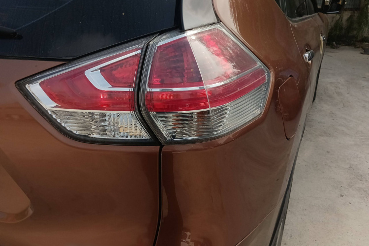 日产 奇骏 2015款 2.0L CVT舒适MAX版 2WD车身外观9