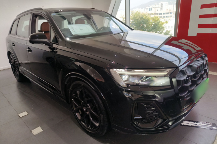 奥迪Q7 2024款 45 TFSI quattro S line黑武士型车身外观3