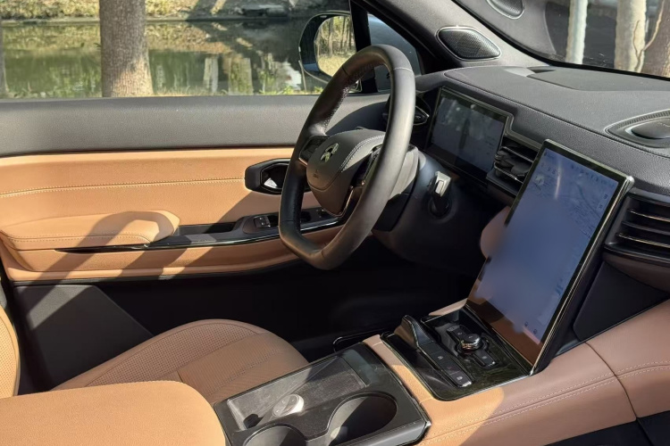 蔚来ES8 2020款 580KM 六座版中控内饰7011