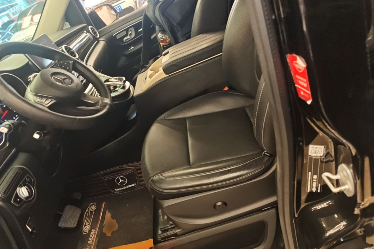 奔驰V级 2018款 V 260 领航版 国V中控内饰19