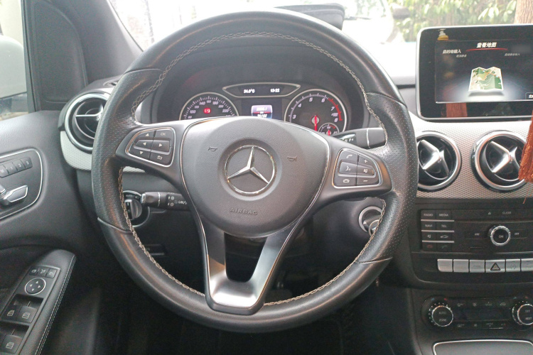 奔驰B级 2015款 B 200 时尚型局部细节13