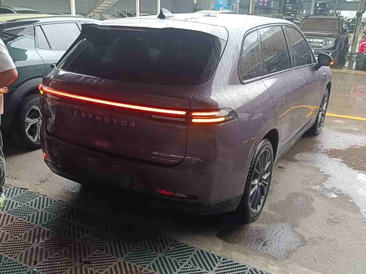 车辆右后45度视角外观