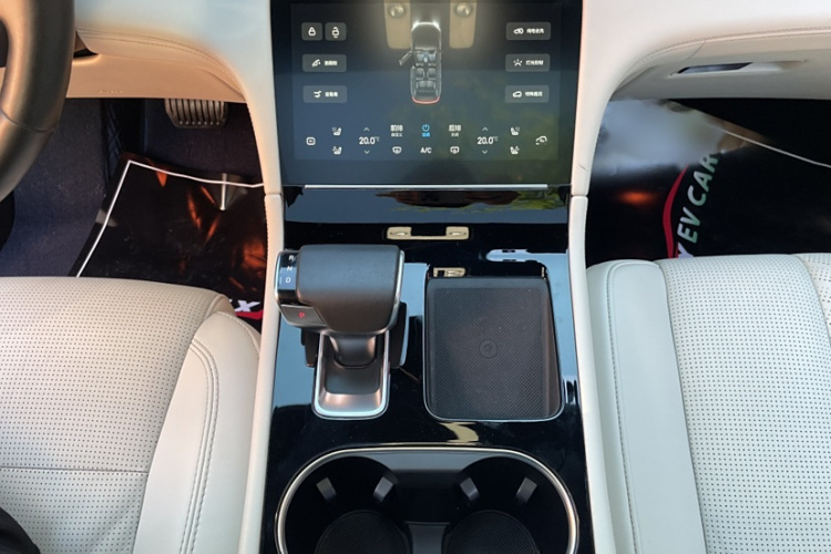 理想汽车 理想ONE 2020款 增程6座版中控内饰7010