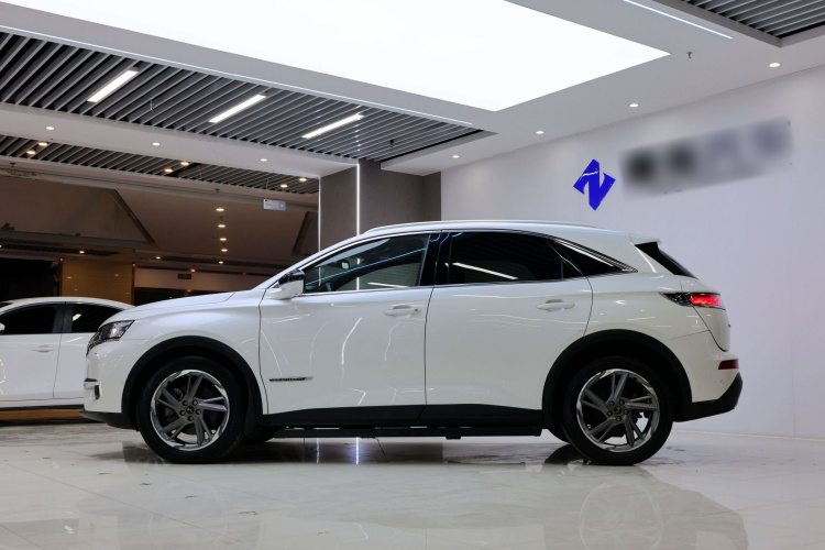 DS 7 2018款 45THP 歌剧院版车身外观6002