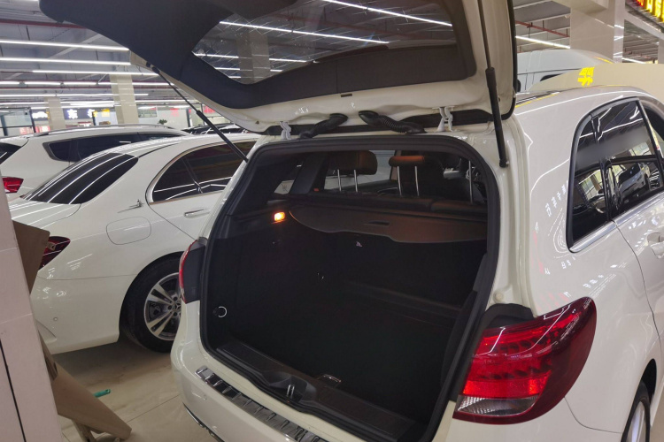 奔驰B级 2017款 B 200 动感型局部细节23