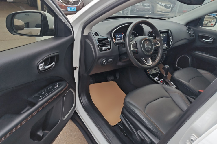 Jeep 指南者 2020款 220T 自动精英版中控内饰20