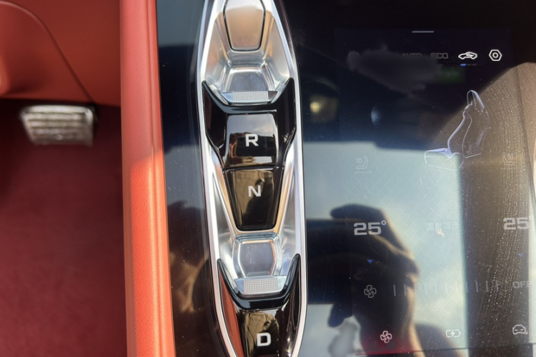 名爵 MG Cyberster 2024款 520km 传奇四驱版中控内饰7003